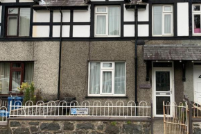 Cosy cottage at foot of Snowdon 75m from Llanberis path